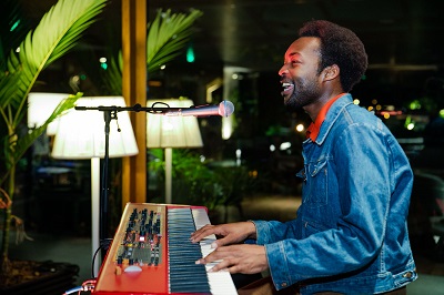 Read more about the article O cantor Jalen N’Gonda faz apresentação para happy few na piscina do Fairmont Rio de Janeiro Copacabana