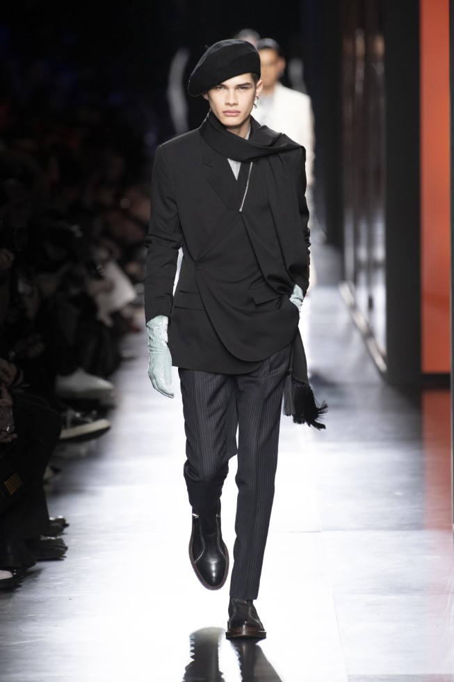 DIOR HOMME 2020/2021 EM PARIS AQUI ALGUNS LOOKS QUE HOMENAGEIAM O ...