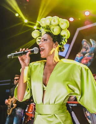 Read more about the article Mariana Rios anima a Feijoajay no Camarote Allegria na apuração do desfile