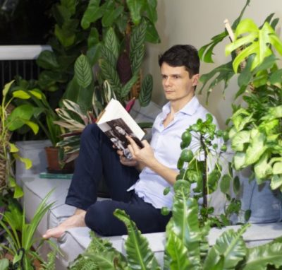 Read more about the article Odilon Esteves estreia peça literária “NA SALA COM CLARICE”  na comemoração do centenário de Clarice Lispector no Centro Cultural Banco do Brasil