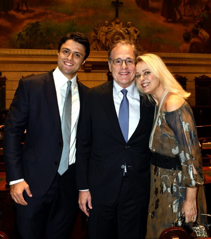 Read more about the article O oftalmologista Almir Ghiarone recebe a medalha Pedro Ernesto