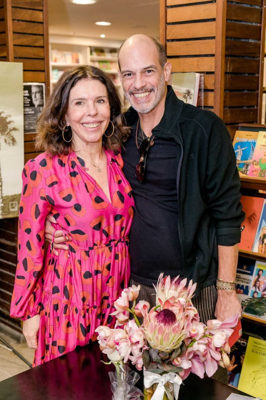 Read more about the article A jornalista Lu Lacerda estreia na literatura com o romance “Saudade não viaja bem” e lota a Livraria Argumento