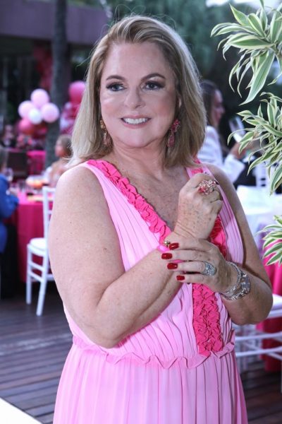 Read more about the article Glória Távora celebra aniversário com happy hour pink na Barra da Tijuca