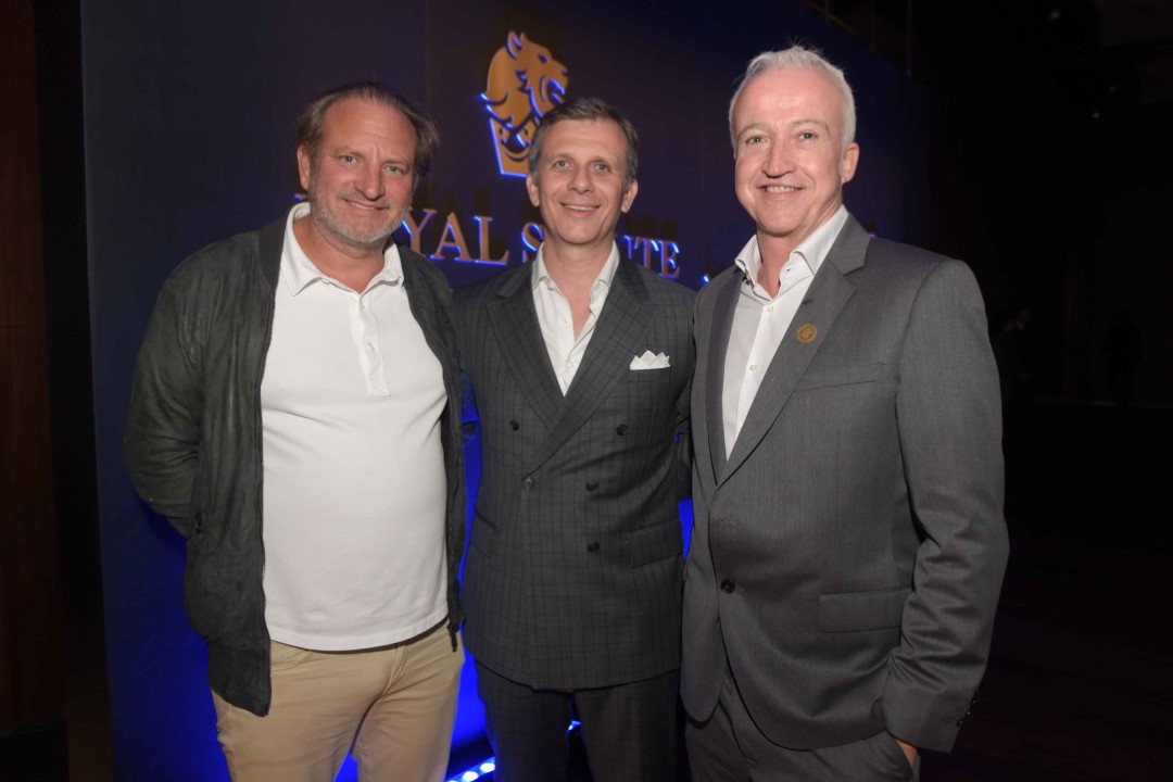 Read more about the article Royal Salute lança edição “The Couture Collection” e a primeira garrafa é assinada pelo estilista Richard Quinn com festão no Rosewood