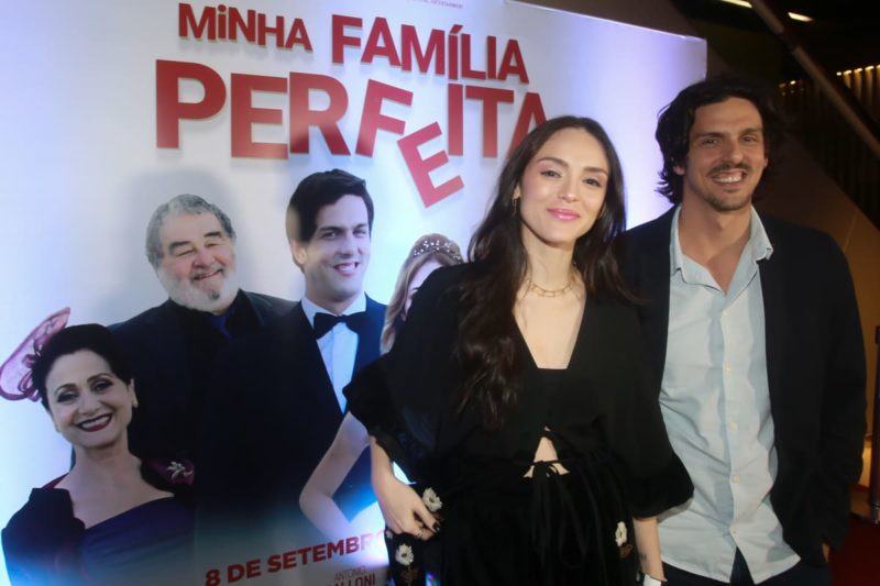 Read more about the article Isabelle Drummond Antonio Calloni e Zeze Polessa brilham na première do filme “Minha Família Perfeita”