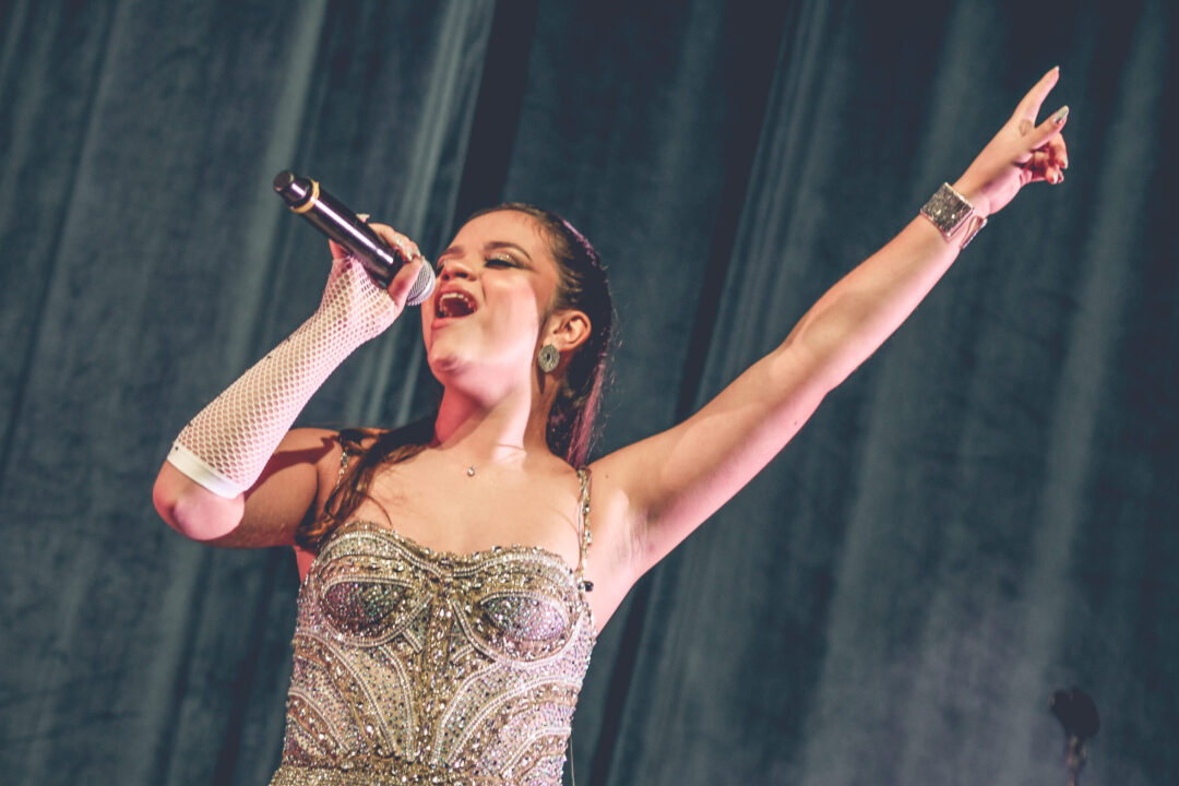 Read more about the article A cantora July Granato faz show no sábado dia 22/10 no restaurante Mandarim Jockey no Rio de Janeiro