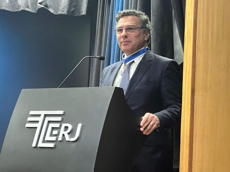 Read more about the article O advogado e ex Procurador Geral da Justiça Eduardo Gussen recebe o colar do Mérito do TCE-RJ