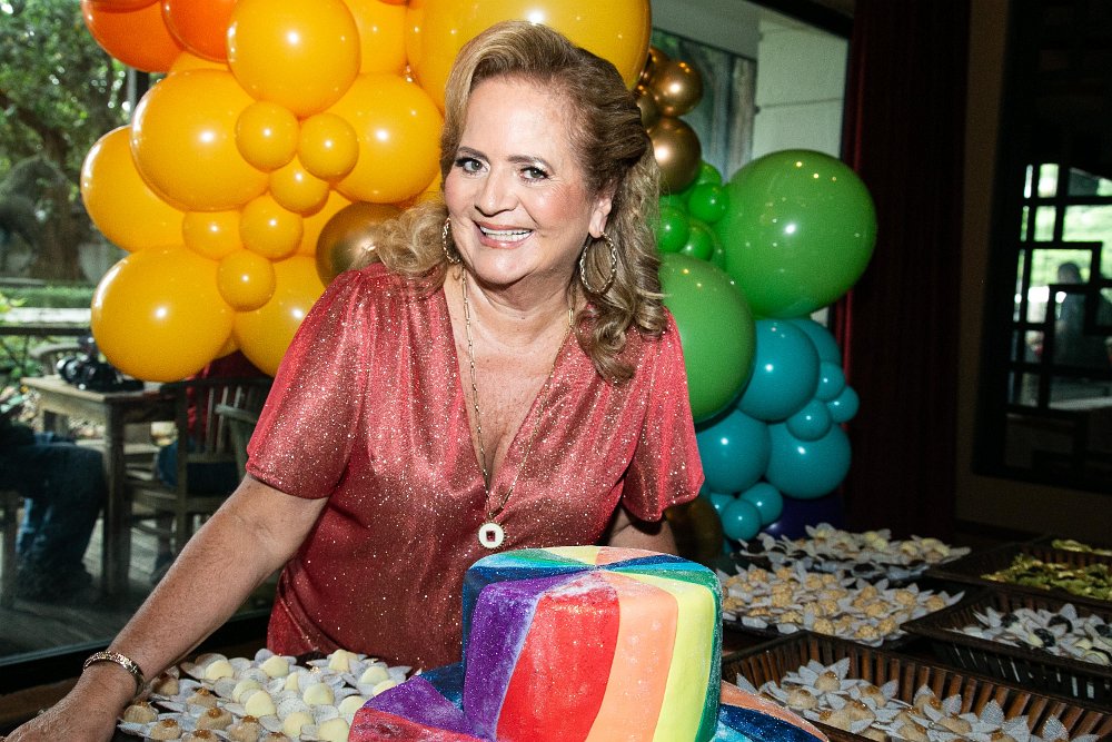 Read more about the article Renata Fraga celebra aniversario com almoço multicolorido no restaurante Mandarim