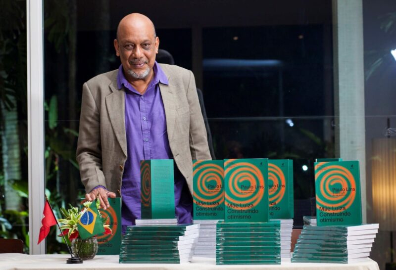 Read more about the article Escritor e roteirista Paulo Lins volta à temática social com seu novo livro “Mãe Luiza- construindo o otimismo”