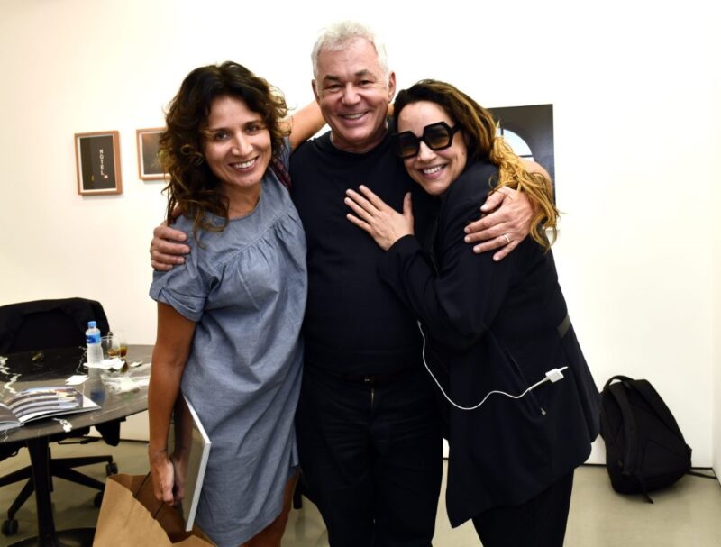 Read more about the article A noite quente de verão carioca aqueceu o lançamento do livro “Bem-vindo (ao Rio) /Welcome (to NYC)” de marcos Chaves na Nara Roesler Galeria