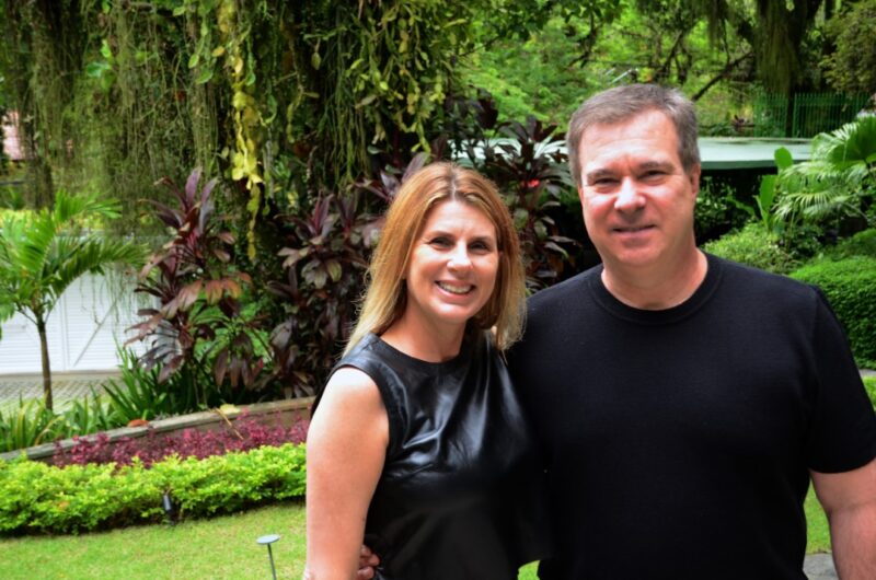 Read more about the article Danielle Calirman e Gustavo Brigagão recebem para um simpático almoço em torno da escritora Claudia Calirmam no Itanhangá