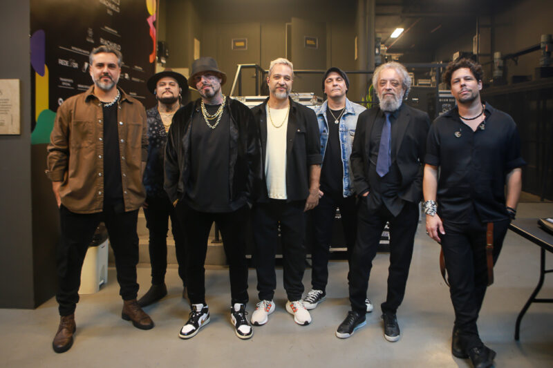 Read more about the article Detonautas celebra seus 20 anos de carreira com show lotado de fãs no Teatro Riachuelo Rio