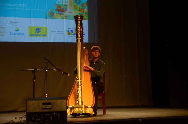 O harpista holandês Joost Willemze em sua apresentação