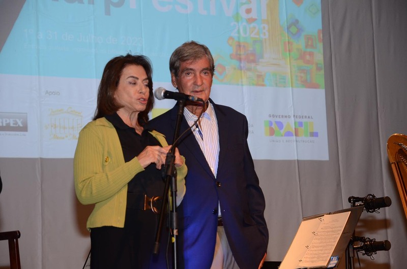Yvonne Bezerra de Mello e Sergio Costa e Silva apresentando o concerto