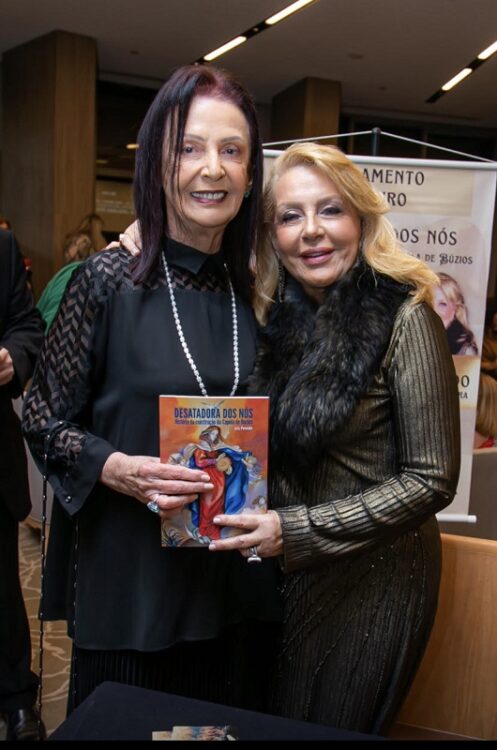 Read more about the article Isis Penido assina seu livro “Desatadora dos Nós História da Construção da Capela de Búzios” no Hotel Fairmont