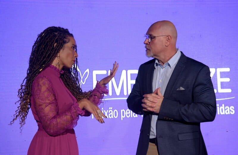 Alinne Prado, mestre de cerimônias, e Flavio Kapruni, diretor de vendas Embelleze