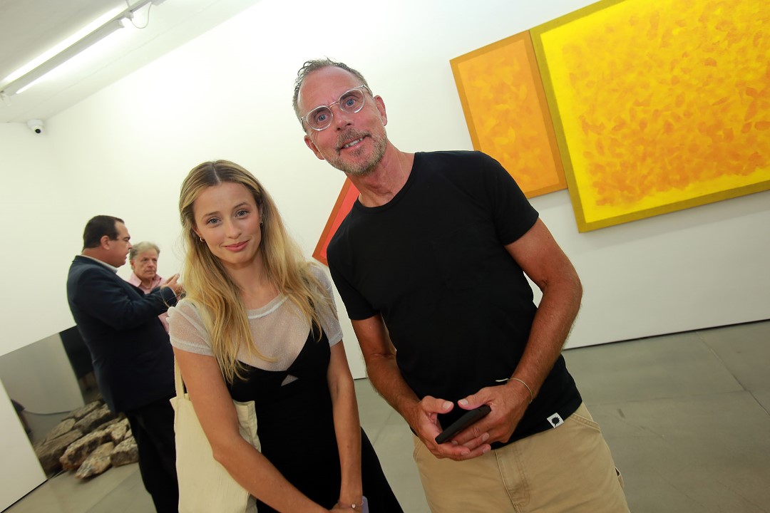 Os colecionadores Ronaldo Cezar Coelho e Cleuza Garfinkel na abertura da expo “O rio (e o voo) de Amelia no Rio” na Nara Roesler Rio de Janeiro