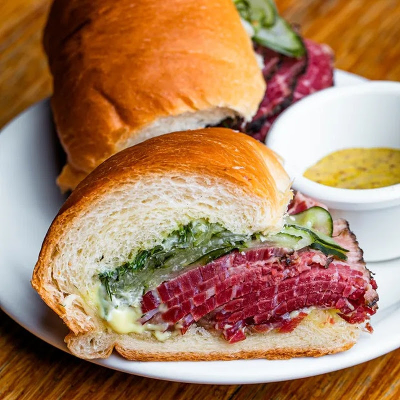 Read more about the article 5 estabelecimentos que servem Pastrami que você precisa conhecer entre os destaques restaurantes e bares de São Paulo (SP) Curitiba (PR) e Rio de Janeiro (RJ)