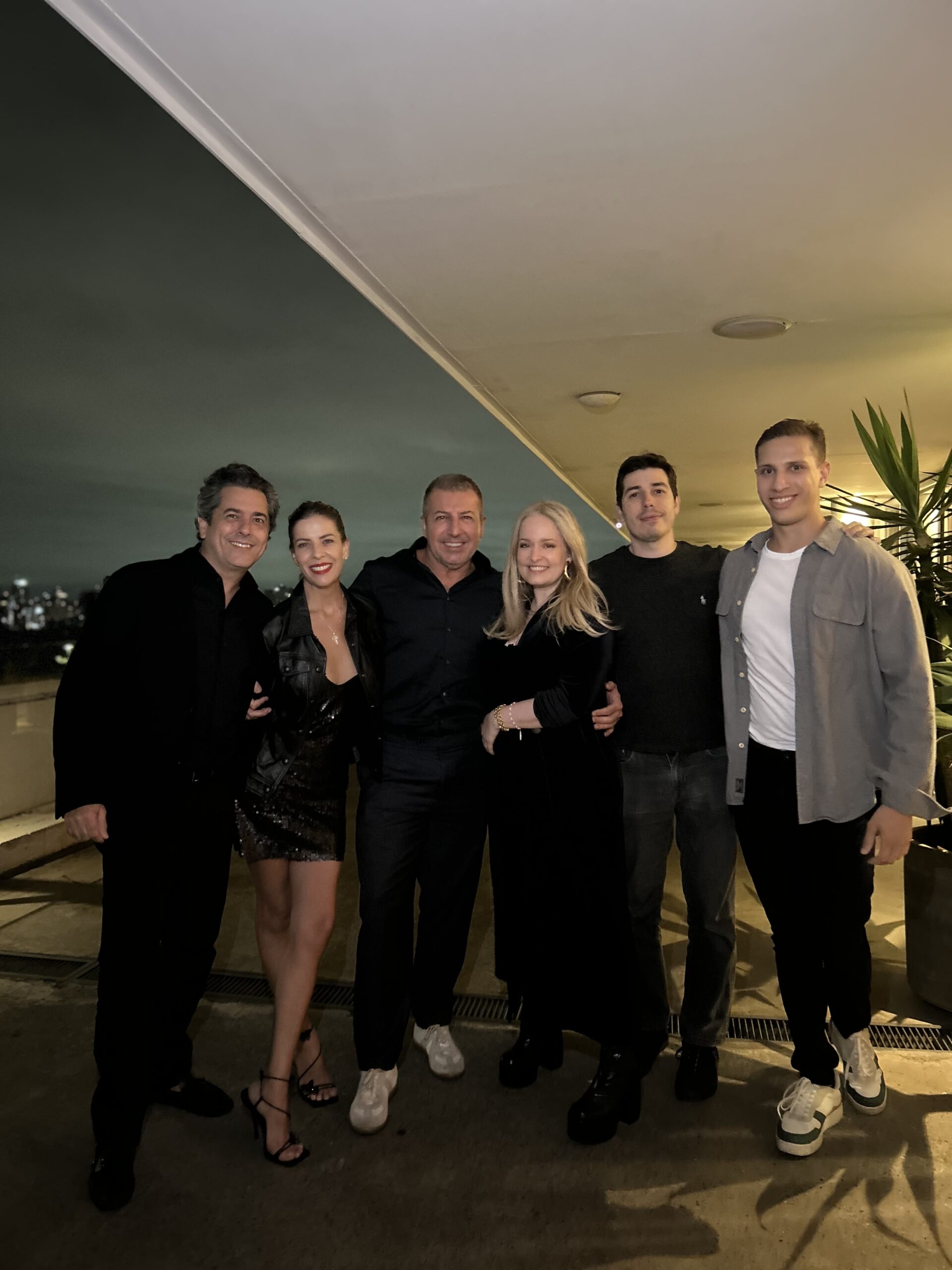 Read more about the article A atriz Luciana Vendramini reúne amigos no sábado 09/12 e celebra seu B-Day no restô “Vista” no MAC-SP