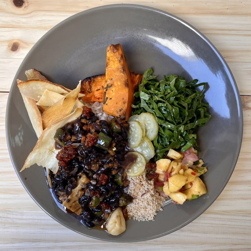 Read more about the article Restaurante Brota: Feijuca vegana e drinks com cachaça para animar os sábados de verão