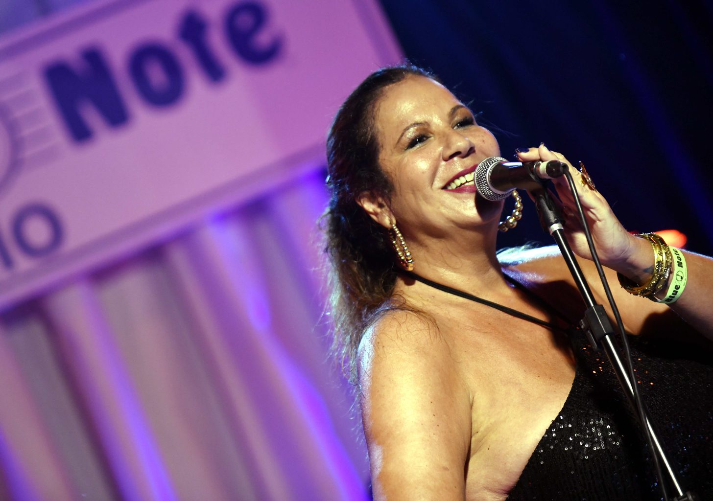 Read more about the article Carla Daniel atriz e cantora solta a voz no espetáculo “Carlota&Joaquins” ontem (21/02) no Blue Note