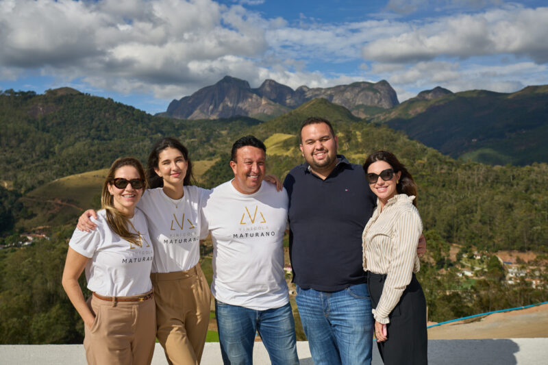 Read more about the article Vinícola Maturano celebrou neste domingo 14/07 a primeira colheita no Vale Alpino em Teresópolis