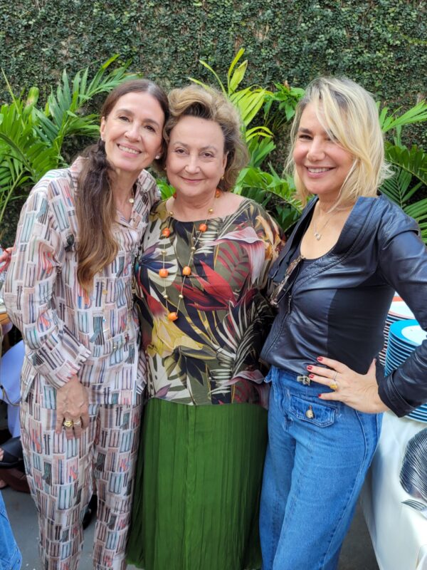 Read more about the article O Cafofo da Carlucia abriu as portas neste domingo 18/08 para uma animada feijoada em homenagem as amigas Flora Gil e Michelle Novaes