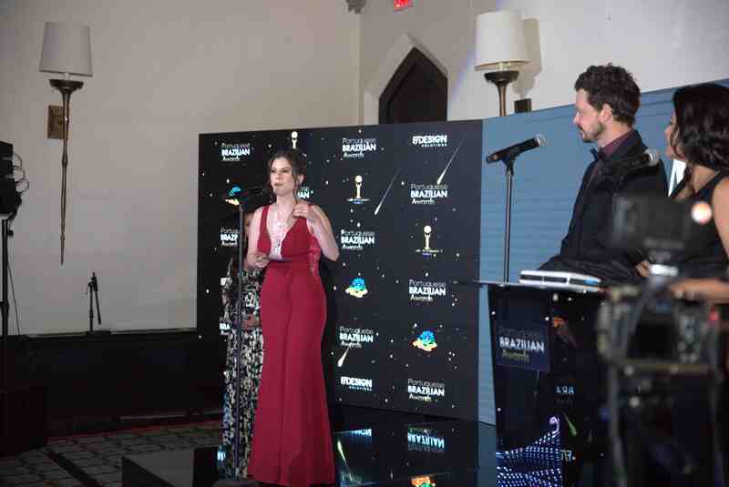 Read more about the article Evelyn Montesano recebe prêmio de atriz do ano em Nova Iorque na 9ª edição do Portuguese Brazilian Awards