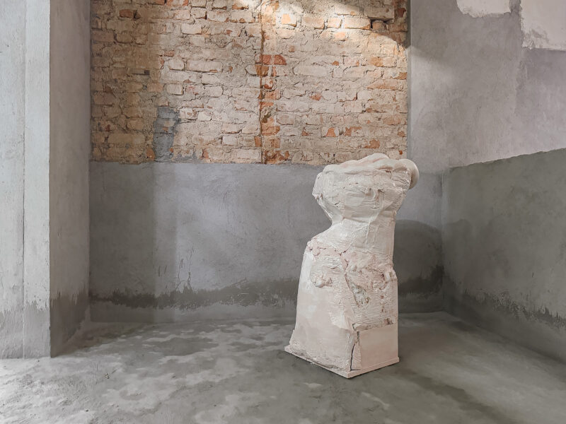 Read more about the article Mariana Manhães apresenta sua individual dia 15/02 “O lado de fora dos olhos fechados” na Central Galeria