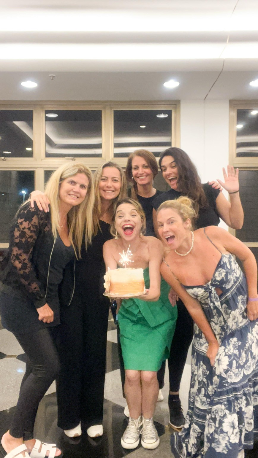 Read more about the article A atriz e diretora Pitty Webo celebra seu BDAY com o elenco do projeto “As Lobas Procuram” ontem 26/02