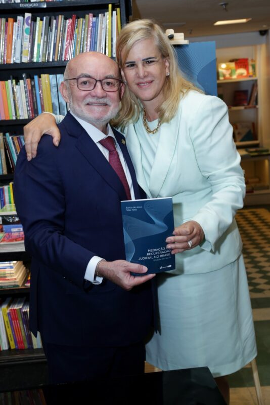 Read more about the article O advogado Eurico Teles lançou ontem 03/04 seu livro “Mediação na Recuperação Judicial no Brasil: o Estudo do Caso Oi”  e encheu a Travessa do Leblon