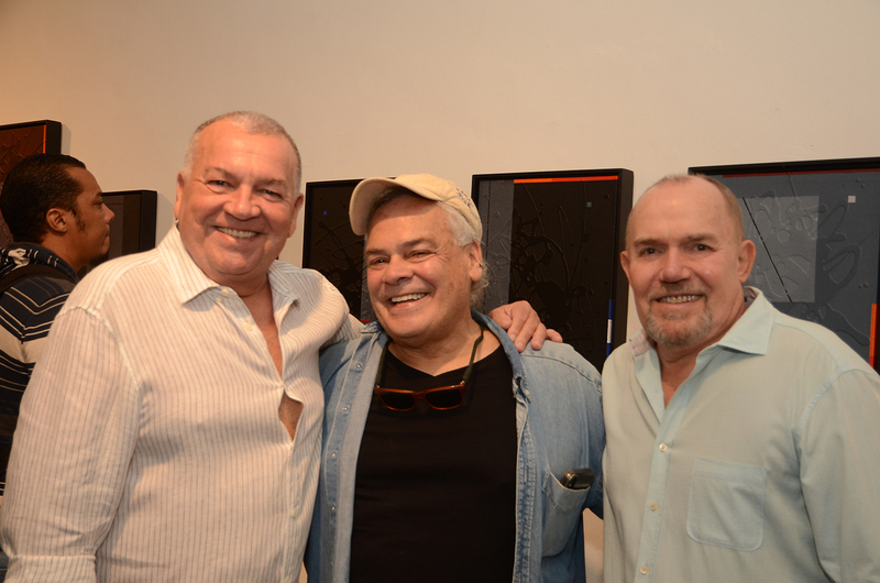 Magno Salgueiro e Carlos Hansen cercando Kakati Paiva