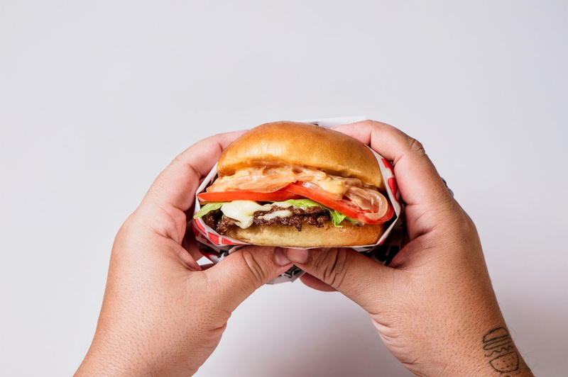 Três Gordos celebra 5 anos e surpreende com novo sabor de burger no cardápio