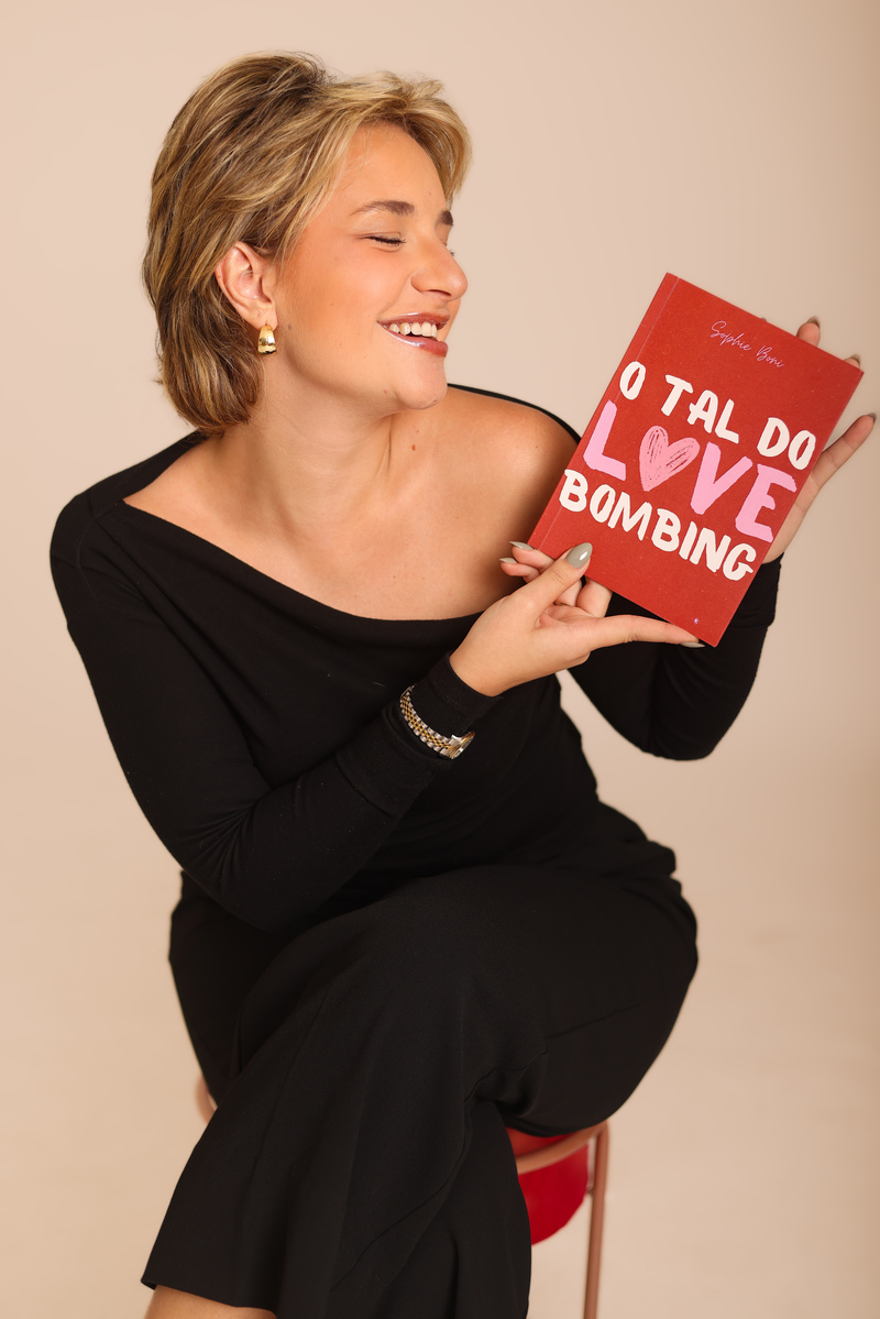 Read more about the article Sophie Boni lança livro “O Tal de Love Bombing” em noite de autógrafos e bate-papo no Teatro Fashion Mall
