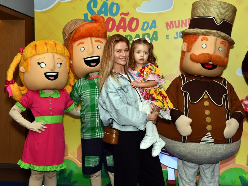 Cíntia Dicker e sua filha Aurora - SÃO JOÃO DA BICHARADA