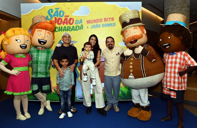 João Gomes e seu irmão Matheus , Tatyanne Meyer e o filho Tom e Chaps