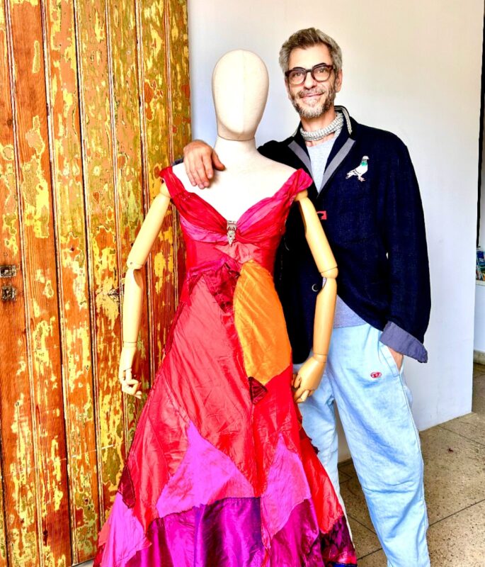 Read more about the article Entre Linhas  – 25 anos de upcycling com arte do artista Fernando Viana