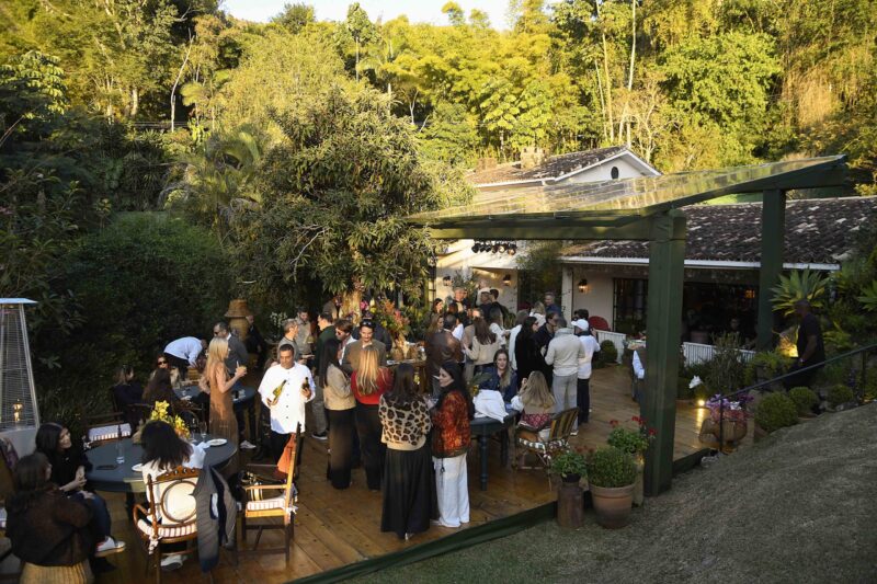 Read more about the article A arquiteta Paola Ribeiro recebeu ontem 19/07 para almoço em sua charmosa casa em Nogueira