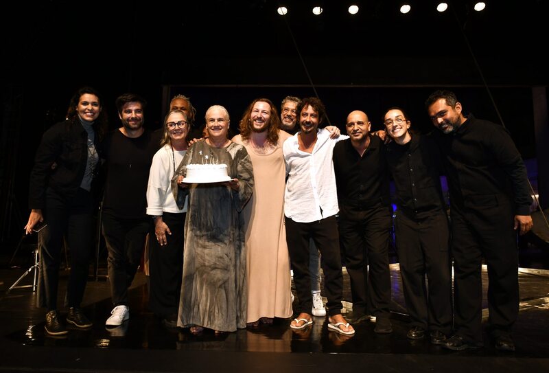 Read more about the article Estrelado por Vera Holtz Ficções comemora 330 apresentações em nova temporada carioca de 8 a 24 de agosto no Teatro Adolpho Bloch