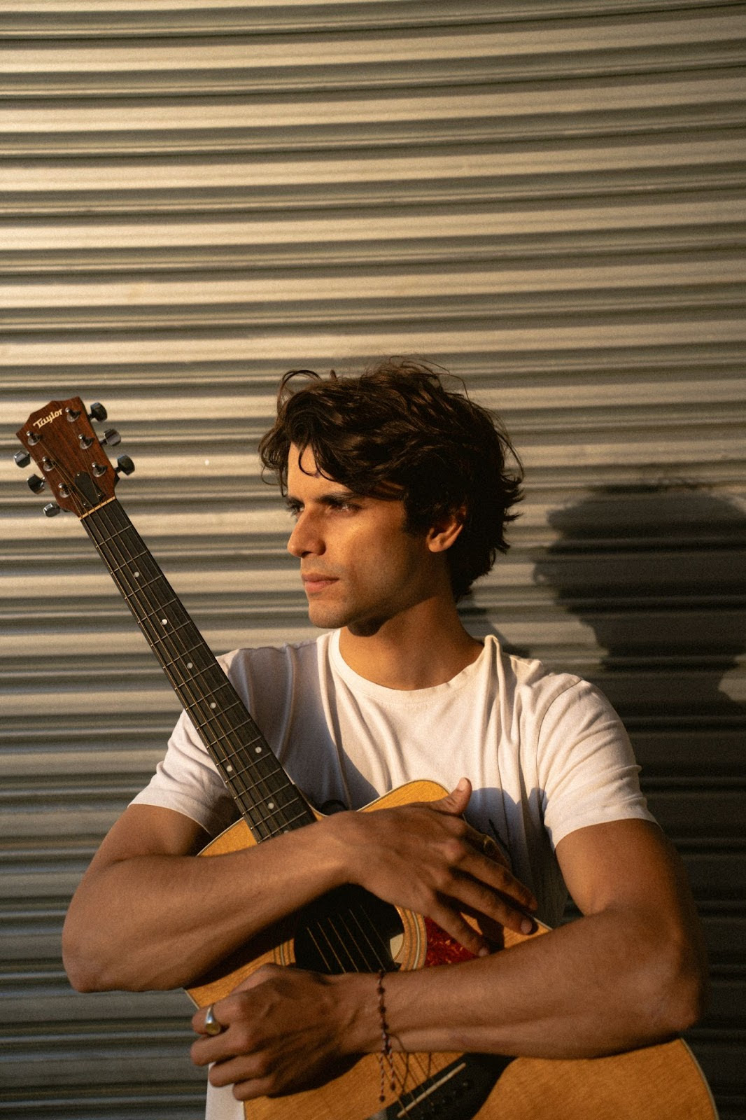 Read more about the article Cantor e compositor carioca Chady faz show no Dolores Club no dia 28 de agosto