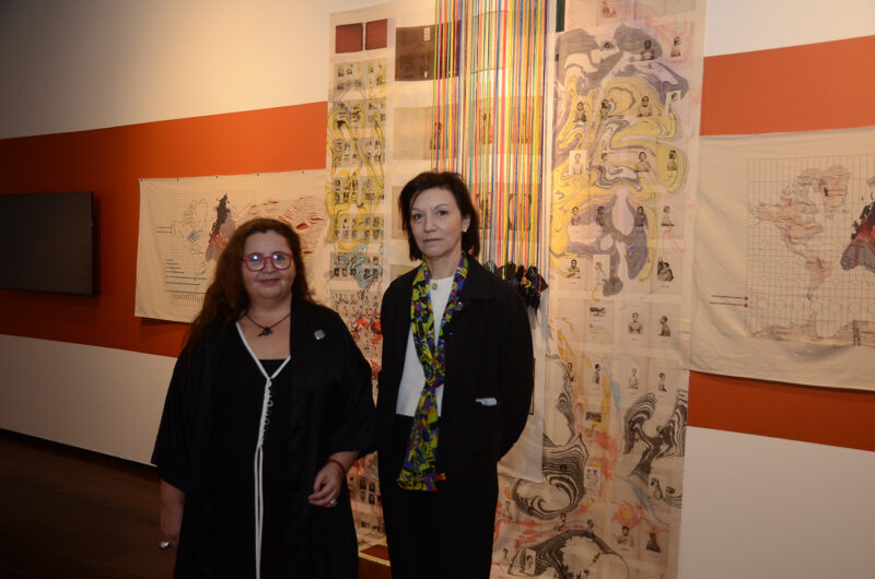 Read more about the article ZOOLÓGICOS HUMANOS E A CONSTRUÇÃO DO RACISMO SÃO OS TEMAS DE CARTOGRAFIA INCÓGNITA MOSTRA  DA BIENALSUR 2025 EM CARTAZ NO PAÇO IMPERIAL NO RIO