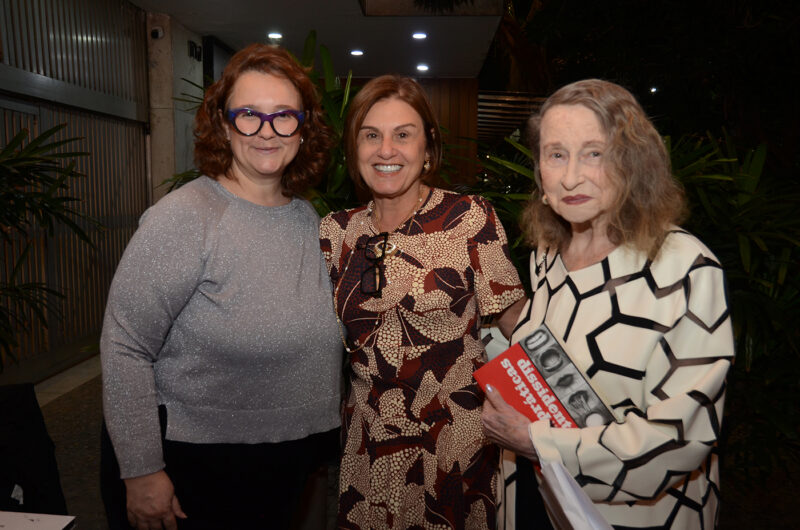 Read more about the article “Práticas Dissidentes – Artistas contemporâneas brasileiras” de Claudia Calirman ontem 02/09 na Janela Livraria