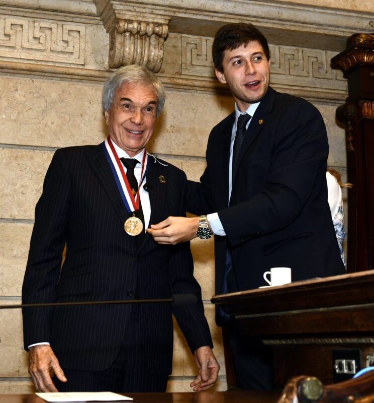 Read more about the article A cidade do Rio de Janeiro no dia 19/09 homenageou o cirurgião plástico Dr. Volney Pitombo com a Medalha Pedro Ernesto