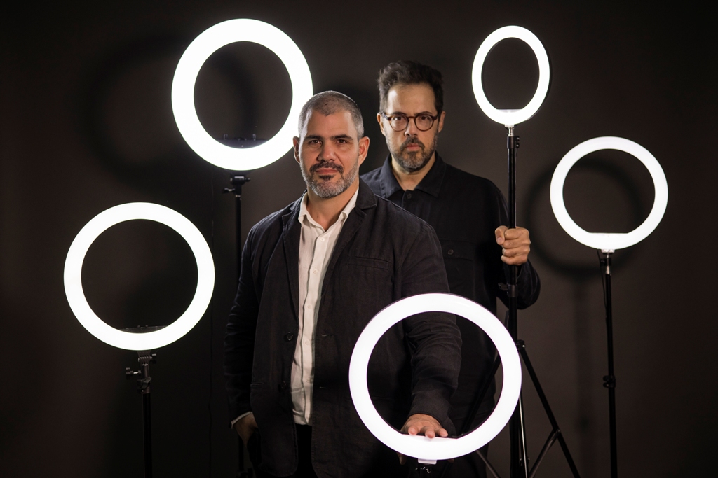 Read more about the article Juliano Cazarré em ‘Compliance’ no dia 10 de outubro