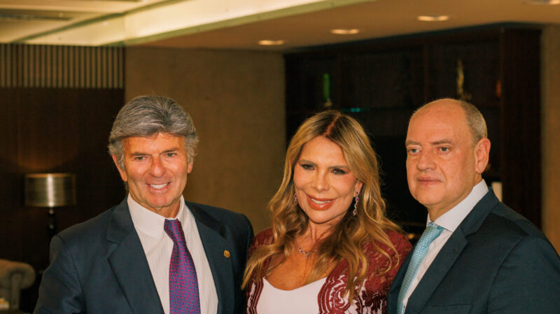 Read more about the article A desembargadora Helda Meireles autografou seu livro ““Ativismo Judicial, Judicialização e Autocontenção nas Cortes Brasileira e Portuguesa” no dia 01/09 no TJRJ