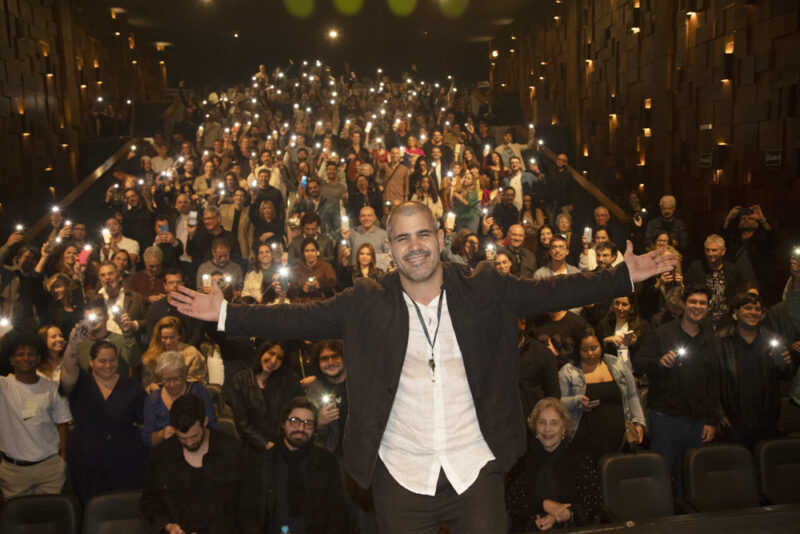 Read more about the article Juliano Cazarré estreia a peça “Compliance” ontem 10/10 no teatro I Love PRIO