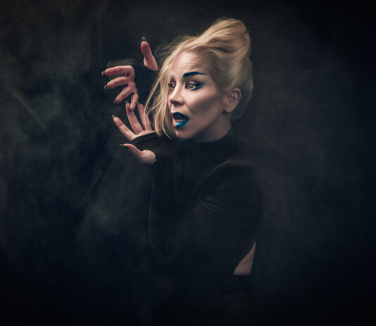 Read more about the article “EM CENA” O espetáculo *CHOQUE*! *Procurando Sinais de Vida Inteligente* com Danielle Winits e direção de Gerald Thomas no Teatro Copacabana Palace