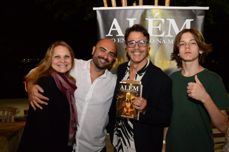 Read more about the article Pedro Milward reúne personalidades em noite de lançamento do livro Além – O Encontro na Mesa ontem 15/10 no restaurante Mandarim