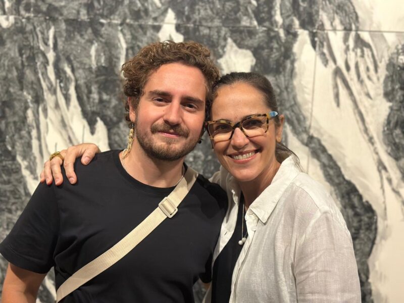 Read more about the article Royal Grill celebra 40 anos e participa do evento “Atrás do Vidro” do CasaShopping com vitrine assinada por Gisele Taranto e Luiz Eduardo Rayol