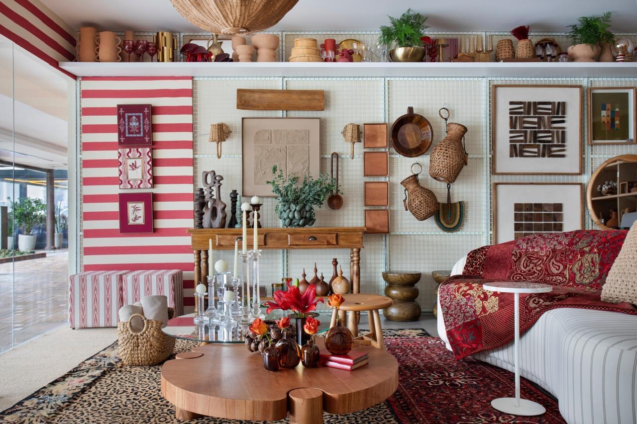 Read more about the article MOSTRA “ATRÁS DO VIDRO – A ALMA DAS CORES” CONVIDA ARQUITETOS E DESIGNERS A EXPLORAR O PODER CROMÁTICO NA TRANSFORMAÇÃO DOS ESPAÇOS DA CASA